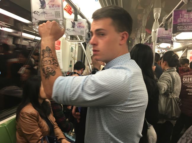 越南纹身师 鸡汤面纹身_纹身老外 中文纹身故事_外国女明星中文纹身