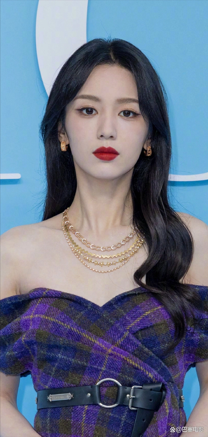 巴黎时装周 明星亮相 高清镜头分析_最近明星热点走秀,